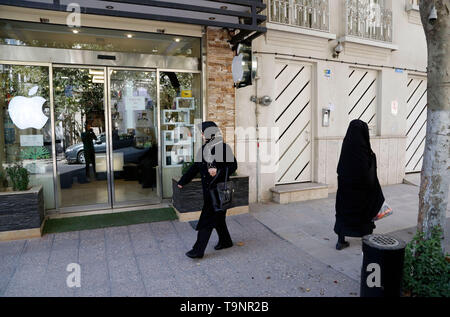 Teheran, Iran. 13 Ago, 2016. Un Apple store che vende iphone e Apple attrezzature senza una licenza da Apple o le autorità locali a Teheran, Iran, 13 agosto 2016. Il governo iraniano piani sull arresto del mercato illegale e importare i gadget tramite aziende selezionate. Tuttavia, Statunitense dei beni non sono ancora ammessi ad essere importati in Iran a causa delle sanzioni. Foto: FARSHID M. BINA/dpa | Utilizzo di credito in tutto il mondo: dpa/Alamy Live News Foto Stock