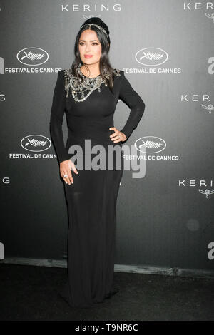 Cannes, Francia. 19 Maggio, 2019. Salma Hayek arriva a 2019 Kering donne in movimento Awards di domenica 19 maggio 2019 presso la 72a edizione del Festival de Cannes, Place de la Castre, Cannes. Nella foto: Salma Hayek . Foto di credito: Julie Edwards/Alamy Live News Foto Stock