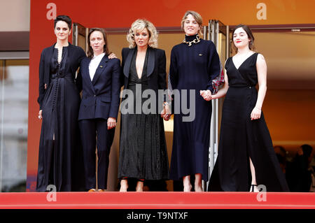 Cannes, Frankreich. 19 Maggio, 2019. Merlant Noemie, Celine Sciamma, Valeria Golino, Adele Haenel e Luena Bajrami frequentando il 'Portrait de la jeune fille en feu/Ritratto di una donna su fuoco' premiere durante la 72a Cannes Film Festival presso il Palais des Festivals il 19 maggio 2019 a Cannes, Francia | Verwendung weltweit Credito: dpa/Alamy Live News Foto Stock