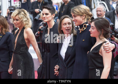 Cannes, Frankreich. 19 Maggio, 2019. Valeria Golino, Merlant Noemie, Celine Sciamma, Adele Haenel e Luana Bajrami frequentando il 'Portrait de la jeune fille en feu/Ritratto di una donna su fuoco' premiere durante la 72a Cannes Film Festival presso il Palais des Festivals il 18 maggio 2019 a Cannes, Francia | Verwendung weltweit Credito: dpa/Alamy Live News Foto Stock