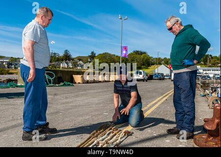 Schull, West Cork, Irlanda. Il 20 maggio 2019. Sotto un sole splendente, l' equipaggio del peschereccio "Laetitia' preparare funi, affrontare e reti per andare a pesca di questa sera. La barca sarà andato per 5 a 6 giorni e sarà il pesce intorno alle Isole Scilly. Munster rimarrà a secco oggi con alti di 16 a 17°C. Credito: Andy Gibson/Alamy Live News Foto Stock