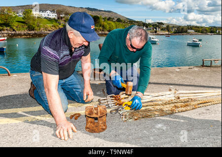 Schull, West Cork, Irlanda. Il 20 maggio 2019. Sotto un sole splendente, l' equipaggio del peschereccio "Laetitia' preparare funi, affrontare e reti per andare a pesca di questa sera. La barca sarà andato per 5 a 6 giorni e sarà il pesce intorno alle Isole Scilly. Munster rimarrà a secco oggi con alti di 16 a 17°C. Credito: Andy Gibson/Alamy Live News Foto Stock