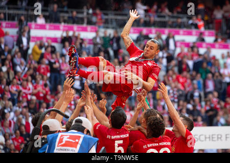 Monaco di Baviera, Deutschland. 18 Maggio, 2019. Il Bayern - i giocatori celebrare RAFINHA (# 13, M). Soccer, FC Bayern Monaco di Baviera (M) - Eintracht Francoforte (F) 5-1, Campione Tedesco 2019, Bundesliga, 34.Spieltag, stagione 2018/2019, su 18/05/2019 in Muenchen/ALLIANZARENA/Germania. Nota editoriale: DFL regolamenti vietano qualsiasi uso di fotografie come sequenze di immagini e/o quasi-video. | Utilizzo di credito in tutto il mondo: dpa/Alamy Live News Foto Stock
