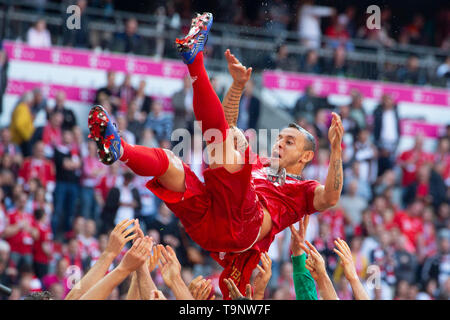 Monaco di Baviera, Deutschland. 18 Maggio, 2019. RAFINHA (# 13, M) è gettato in aria. FFussball, FC Bayern Monaco di Baviera (M) - Eintracht Francoforte (F) 5-1, Campione Tedesco 2019, Bundesliga, 34.Spieltag, stagione 2018/2019, su 18/05/2019 in Muenchen/ALLIANZARENA/Germania. Nota editoriale: DFL regolamenti vietano qualsiasi uso di fotografie come sequenze di immagini e/o quasi-video. | Utilizzo di credito in tutto il mondo: dpa/Alamy Live News Foto Stock