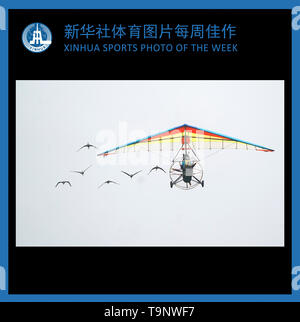 (190520) -- Pechino, 20 maggio 2019 (Xinhua) -- XINHUA SPORT FOTO DELLA SETTIMANA (dal 13 maggio al 19 maggio 2019) trasmesso il 20 maggio 2019. Foto scattata il 18 Maggio 2019 mostra le prestazioni di acrobazia aerea durante la cerimonia di apertura del mondo Fly-in Expo a Wuhan, Cina centrale della provincia di Hubei. (Xinhua/Cheng min) Foto Stock