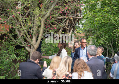 Royal Hospital Chelsea, Londra, Regno Unito. Il 20 maggio 2019. Di SUA ALTEZZA REALE IL PRINCIPE DI GALLES la Duchessa di Cambridge opinioni il suo giardino, progettato con Andree Davies e Adam Bianco alla RHS Torna alla natura Garden al Chelsea Flower Show 2019. Credito: Malcolm Park/Alamy Live News. Foto Stock