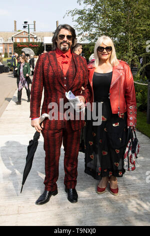 Londra, Regno Unito. Il 20 maggio 2019. Laurence Llewelyn-Bowen e Jackie Bowen. Premere il tasto giorno al 2019 RHS Chelsea Flower Show. Foto: Bettina Strenske/Alamy Live News Foto Stock