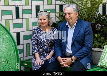 Londra, Regno Unito. Il 20 maggio 2019. Attori Imelda Staunton e Jim Carter al Greenfingers carità giardino. Premere il tasto giorno al 2019 RHS Chelsea Flower Show. Foto: Bettina Strenske/Alamy Live News Foto Stock