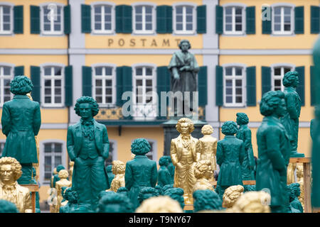 Bonn, Deutschland. Il 17 maggio 2019. 700 Ludwig van Beethoven sculture stand su Bonn's Muensterplatz di fronte allo storico monumento di Beethoven. Le sculture sono state create dal prof. dr. Ottmar Hoerl (Horl) progettato. Un'azione pubblica sul prossimo 250° compleanno di Ludwig van Beethoven; su 17.05.2019 a Bonn/Germania. | Utilizzo di credito in tutto il mondo: dpa/Alamy Live News Foto Stock