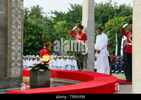 Colombo. 19 Maggio, 2019. Il Presidente dello Sri Lanka Maithripala Sirisena (seconda R) stabilisce una corona di fiori per soldati caduti durante una cerimonia di commemorazione in Colombo, il 19 maggio 2019. Lo Sri Lanka ha tenuto un memoriale di guerra servizio la domenica sera per rendere omaggio alle migliaia di soldati e di persone uccise nel paese di trenta anni di conflitto civile contro i ribelli Tigri Tamil che si è conclusa nel maggio 2009. Credito: Ajith Perera/Xinhua/Alamy Live News Foto Stock