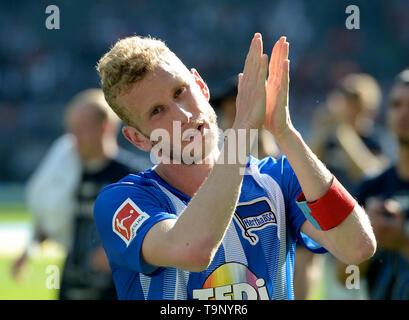 Berlino, Deutschland. 18 Maggio, 2019. Fabian LUSTENBERGER (B), il gesto gesto, addio, calcio 1. Bundesliga, 34. Giornata, Hertha BSC Berlino (B) - Bayer 04 Leverkusen (LEV) 1: 5, su 18/05/2019 di Berlino/Germania. € | Utilizzo di credito in tutto il mondo: dpa/Alamy Live News Foto Stock