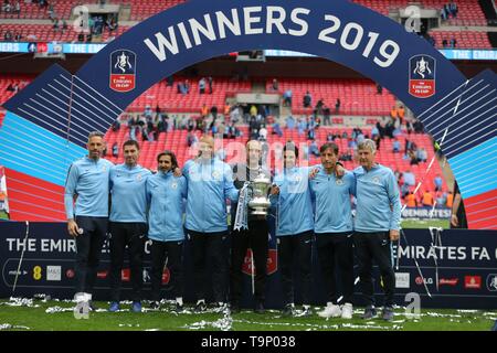 RICHARD WRIGHT, XABI MANCISIDOR, LORENZO BUENAVENTURA, RODOLFO BORRELL, Pep Guardiola, Mikel ARTETA, CARLES PLANCHART & BRIAN KIDD Manchester City FC V WATFORD FC Manchester City FC V WATFORD FC, finale di FA Cup 2019 lo stadio di Wembley a Londra, Inghilterra 18 maggio 2019 GBD14338 rigorosamente solo uso editoriale. Se il giocatore/i giocatori raffigurata in questa immagine è/sono la riproduzione per un Club Inglese o l'Inghilterra per la squadra nazionale. Quindi questa immagine può essere utilizzata solo per scopi editoriali. Uso non commerciale. I seguenti usi sono anche limitato anche se in un contesto editoriale: Utilizzare in combinazione con, Foto Stock