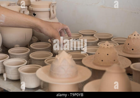 (190520) -- LONGQUAN, 20 maggio 2019 (Xinhua) -- Lin canzone controlli basi di argilla per celadon bruciatori di incenso nel suo studio di Longquan, est della Cina di Provincia dello Zhejiang, 20 maggio 2019. Nato nel 1993, Lin canzone è un nativo di Longquan, home alla Cina di migliore mercanzia celadon. Egli ha ricevuto la formazione professionale sia nella sua città natale e Jingdezhen, un altro importante hub di porcellana cinese. Lin ha avuto seguito anche altri artigiani celadon per anni prima di impostare un studio torna a casa nel 2014, concentrandosi sulla replicazione del classico incenso celadon bruciatori. Lin la collezione personale è cresciuto fino a oltre 40 incens celadon Foto Stock