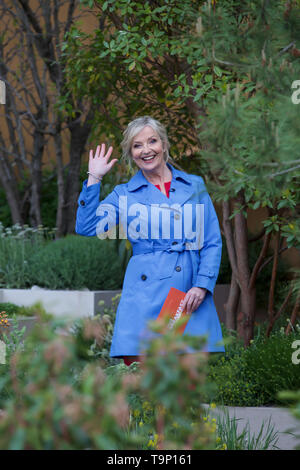 Londra, Regno Unito. Il 20 maggio 2019. Carol Kirkwood, BBC Meteo onde presenter attraverso un giardino della RHS Chelsea Flower Show premere il giorno che si svolge prima che si apre ufficialmente domani fino a sabato 25 maggio. Il rinomato in tutto il mondo flower show è un affascinante e divertente e un giorno educativa che è frequentato da molte celebrità. Ci sono molti giardini, composizioni floreali, Marquee tutti insieme nella gloriosa motivi del Royal Hospital Chelsea. Credito: Keith Larby/Alamy Live News Foto Stock