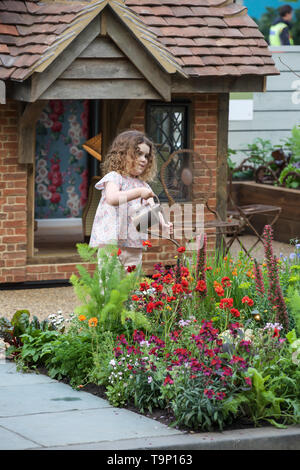 Londra, UK, 20 maggio 2019,una giovane ragazza acque impianti presso la RHS Chelsea Flower Show durante la giornata della stampa che si svolge prima che si apre ufficialmente domani fino a sabato 25 maggio. Il rinomato in tutto il mondo flower show è un affascinante e divertente e un giorno educativa che è frequentato da molte celebrità. Ci sono molti giardini, composizioni floreali, Marquee tutti insieme nella gloriosa motivi del Royal Hospital Chelsea.Credit: Keith Larby/Alamy Live News Foto Stock