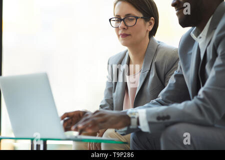 Analisi statistiche di vendita su laptop Foto Stock