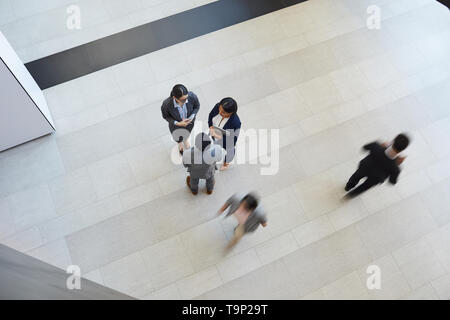 I colleghi interculturale chiacchierando durante la pausa Foto Stock