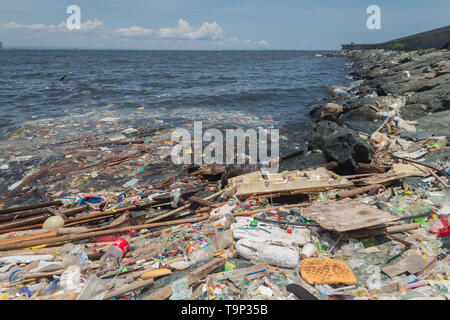 Manila, Filippine - Maggio, 18, 2019: oceano inquinamento in plastica a Manila Bay shore Foto Stock