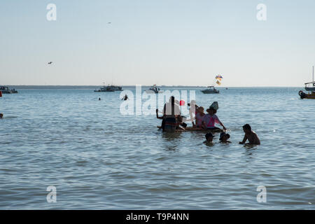 Darwin, Northern Territory, Australia-July 22,2018: persone galleggiante sulla zattera artificiali durante la birra può regata a Mindil Beach nel NT di Australia Foto Stock