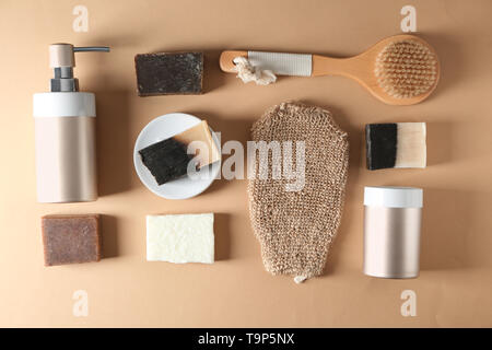 Sapone ed accessori per il bagno su sfondo di legno Foto Stock