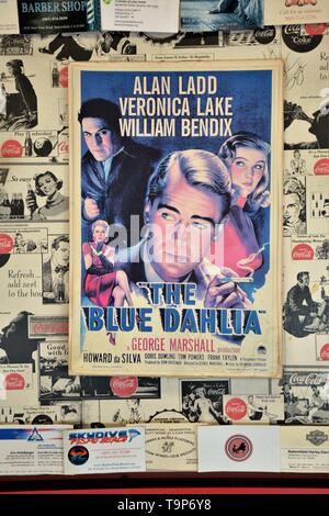 Poster per il 1946 Blue Dahlia con Alan Ladd e Veronica Lake e William Bendix, shot presso la Brown Derby e in Malibu in CA Foto Stock