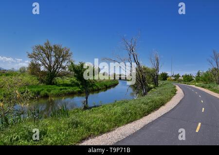 Jordan River Parkway Trail, Redwood sentiero confinanti con il lascito Parkway Trail, panorama con alberi circostanti e limo riempito di acqua fangosa al Foto Stock