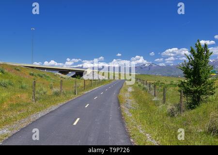 Jordan River Parkway Trail, Redwood sentiero confinanti con il lascito Parkway Trail, panorama con alberi circostanti e limo riempito di acqua fangosa al Foto Stock