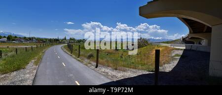 Jordan River Parkway Trail, Redwood sentiero confinanti con il lascito Parkway Trail, panorama con alberi circostanti e limo riempito di acqua fangosa al Foto Stock