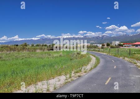 Jordan River Parkway Trail, Redwood sentiero confinanti con il lascito Parkway Trail, panorama con alberi circostanti e limo riempito di acqua fangosa al Foto Stock