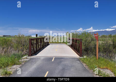 Jordan River Parkway Trail, Redwood sentiero confinanti con il lascito Parkway Trail, panorama con alberi circostanti e limo riempito di acqua fangosa al Foto Stock