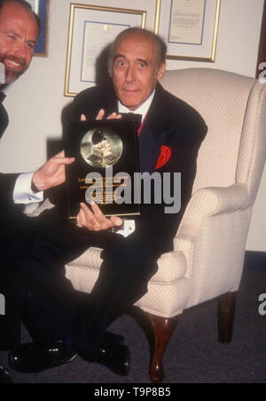 Westwood, CALIFORNIA, STATI UNITI D'AMERICA 19 aprile 1994 Compositore Henry Mancini assiste il settantesimo compleanno di Henry Mancini in aprile 19, 1994 a Pauley Pavilion a UCLA a Westwood, California, Stati Uniti d'America. Foto di Barry re/Alamy Stock Photo Foto Stock