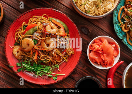 Assortimento di cibo cinese sul tavolo di legno Foto Stock