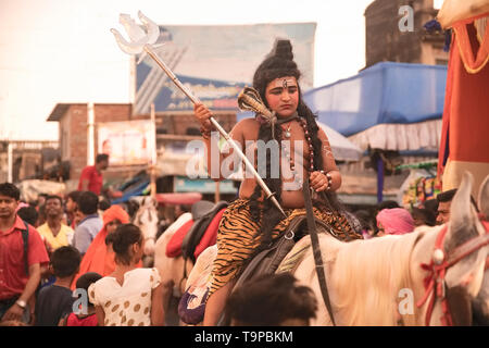 Bengalee ,entro la fine dell'anno,processione ,di,Sangs(clown),cavallo,BOY,Il Signore Siva, raffiguranti,carnevale,Marzo,di ,vari ,cultura,a,Kolkata.India. Foto Stock