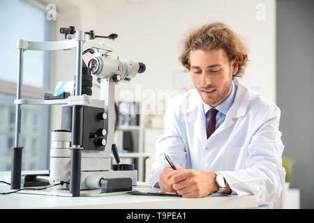 Ritratto di giovane oculista di office Foto Stock