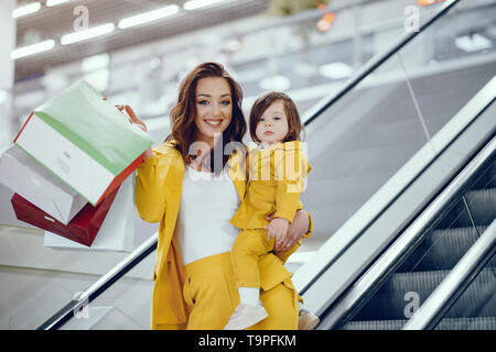 Madre e figlia con shopping bag Foto Stock