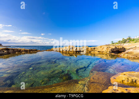 Le piscine di roccia lungo il Coogee Beach a Maroubra passeggiata sulla spiaggia a Sydney in Australia Foto Stock