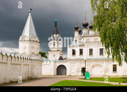 Vista della cattedrale e la torre campanaria dell Annunciazione del monastero di Murom, Russia Foto Stock