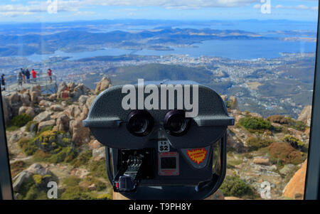 Binocolo all'interno del Pinnacle rifugio di osservazione si affacciano su Hobart a monte Wellington al di fuori di Hobart Tasmania. Monte Wellington indigene n Foto Stock