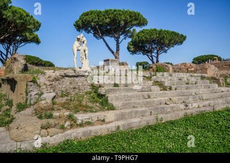 Statua in marmo dedicata alla Hercules al Tempio di Ercole e il Tempio di Ercole, sito archeologico dell'insediamento Romano di Ostia Antica, il ancie Foto Stock