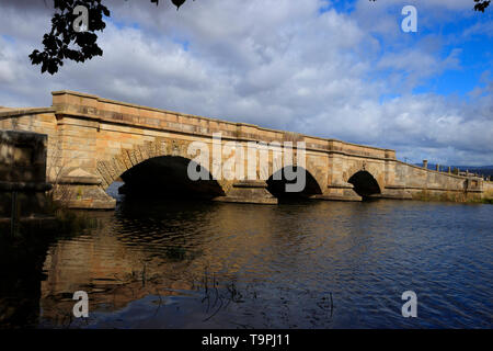 Trusty storico costruito il ponte di pietra arenaria a Ross in Tasmania centrale è stato costruito completato nel 1836 per attraversare il fiume Macquarie ed è il terzo ol Foto Stock