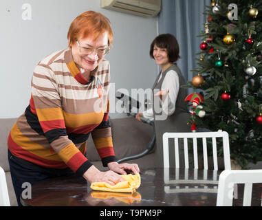 Famiglia amichevole riordino camera prima di Natale Foto Stock