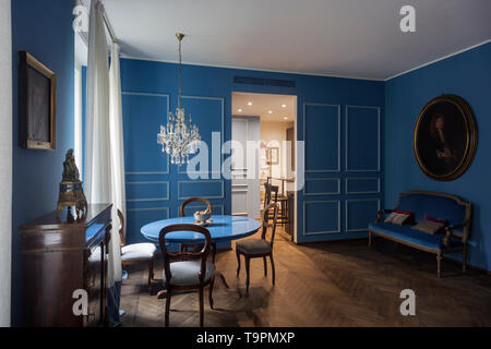 Elegante soggiorno in un appartamento privato a Milano con pareti blu, Italia. Foto Stock