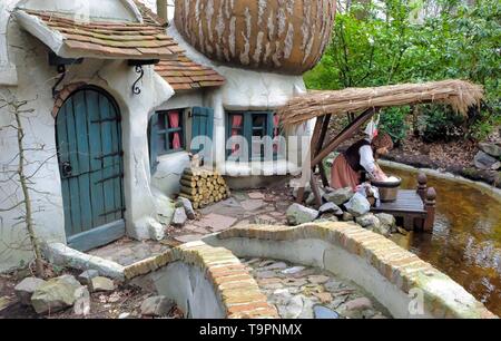 Fungo gnome casa nella foresta in themepark efteling in Duiksehoef, Kaatsheuvel, Paesi Bassi Foto Stock