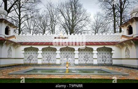 Tradizionale design Persiano del palazzo persiano con pareti dipinte, piastrelle e porte in legno, attrazione in themepark con fakir su un tappeto volante. Du Foto Stock