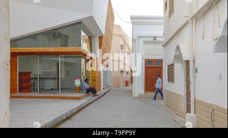 MUHARRAQ, BARHAIN - Aprile 24, 2015: Contemporanea e edifici tradizionali, preso al mattino Foto Stock