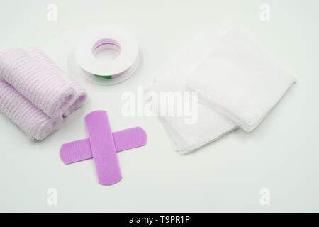 Kit di emergenza dello sfondo. prodotti per cure primarie. Sanitari in alcool, bendaggi, bende e garze di medicina. Porta pillole e medicina forbici. Pharma Foto Stock