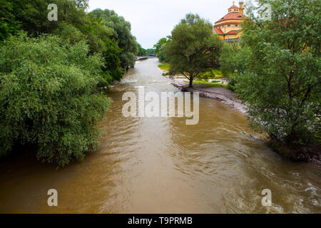 Fiume Isar fluente attraverso Monaco di Baviera, Germania Foto Stock
