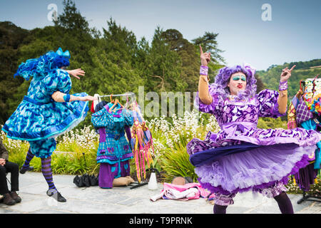 Oh no, non lo è. Un vivace e colorato spettacolo teatrale presentato da produzioni LKT al Giardino del teatro in Cornovaglia. Foto Stock