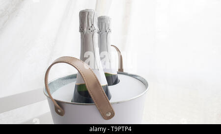 Celebrazione sfondo con champagne o bottiglie di champagne. Il giorno di San Valentino celebrazioni. Colpire le tazze. Da offrire per il nuovo anno. Le notti di estate Foto Stock