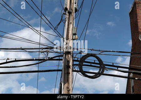 Molti cavi elettrici sulle vecchie case di maryland Foto Stock